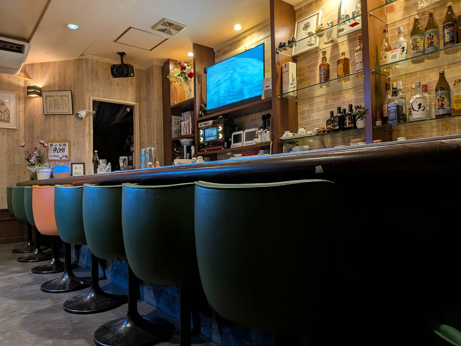 スナック凛のカウンター席