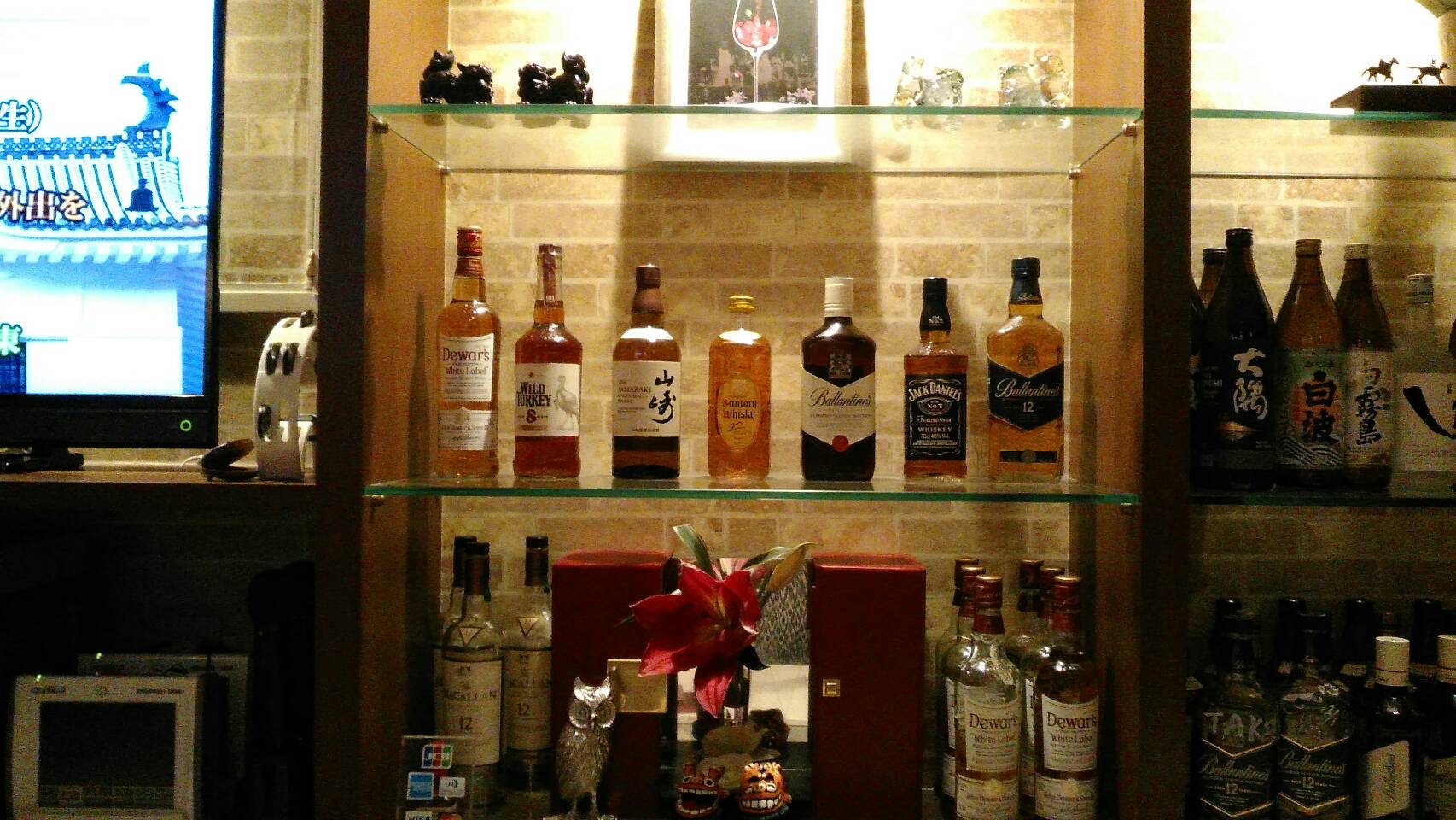 ウイスキーや焼酎が並ぶボトル棚